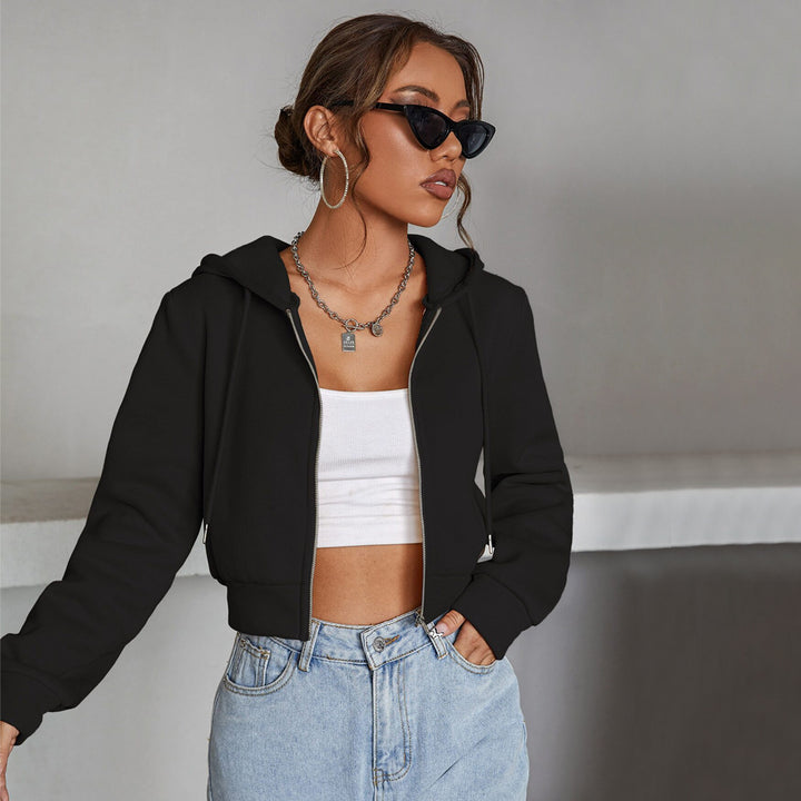 Veste à capuche courte pour femmes avec une coupe tendance et un matériau confortable Levoire