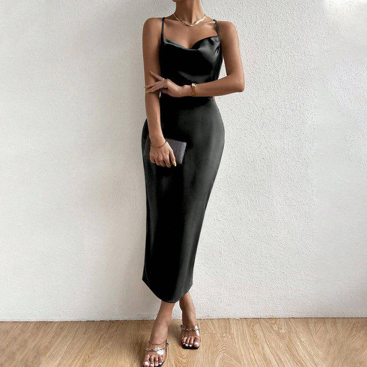 Robe maxi en satin élégante pour femmes avec un chic décolleté en V et des bretelles délicates Levoire