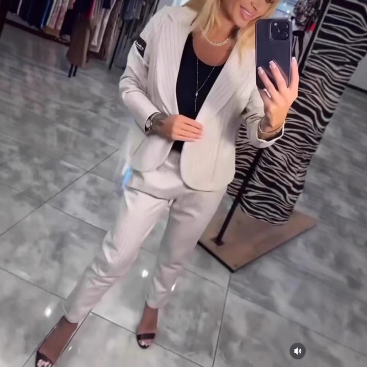Ensemble de blazer élégant pour femmes avec des rayures à la mode et coupe ajustée Levoire