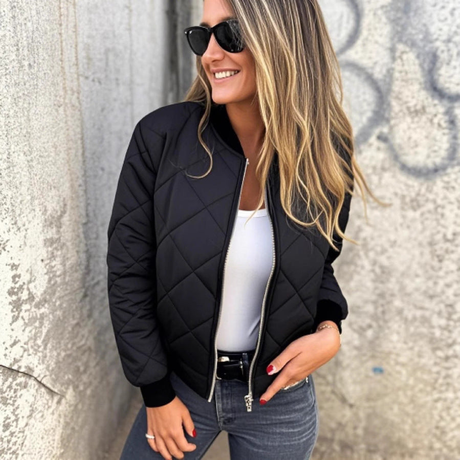 Veste bomber matelassée pour femmes dans une coupe décontractée avec une coupe confortable Levoire