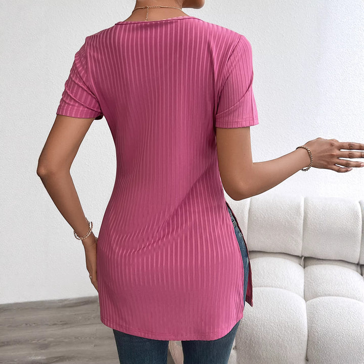 Top en tricot fin pour femmes avec un élégant col en V et une coupe flatteuse pour la silhouette Levoire