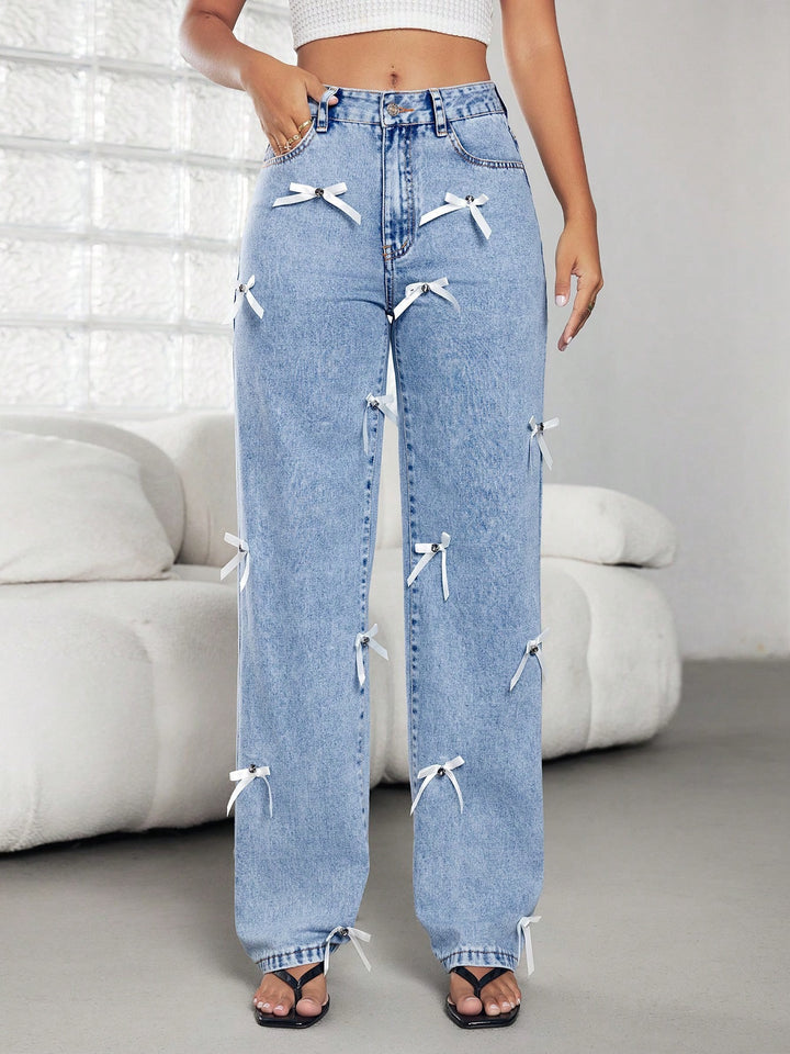 Jeans larges pour femmes avec des nœuds décoratifs et des détails de boutons Levoire
