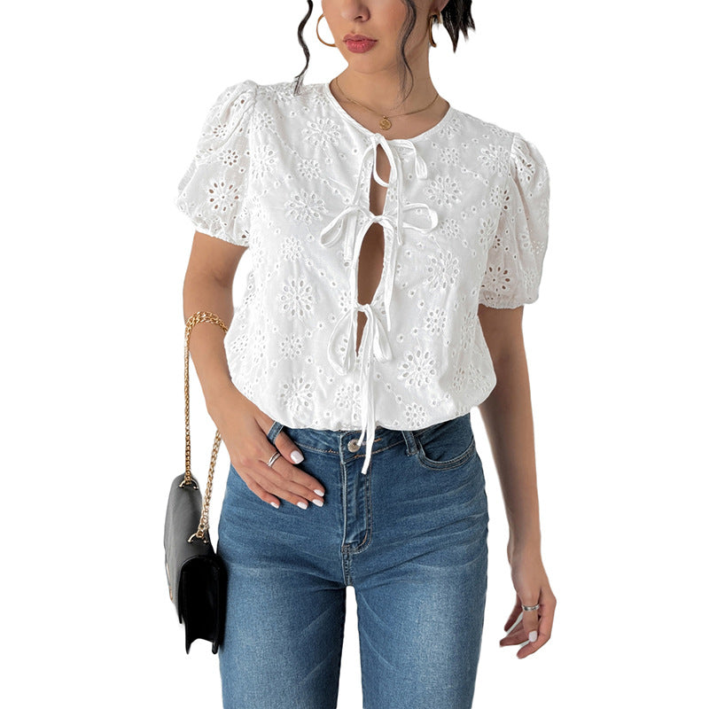 Blouse à manches bouffantes pour femmes avec des motifs floraux décoratifs et cordon de serrage Levoire
