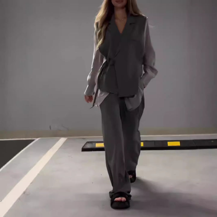 Ensemble de veste enveloppante élégante pour femmes avec une coupe tendance et des poches pratiques Levoire