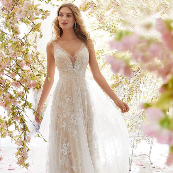 Levoire | Élégant robe de mariée en dentelle sans manches V-aukko