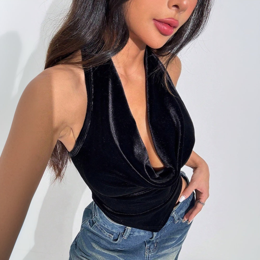 Haut de halter élégant pour femmes avec un décolleté profond en drapé en velours Levoire