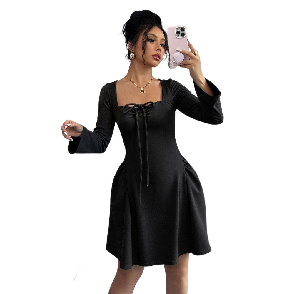 Robe féminine mi-longue avec des détails de volants raffinés et une coupe ajustée Levoire