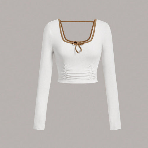 Haut à manches longues cropped pour femmes avec un décolleté carré élégant et des détails de nœud sophistiqués Levoire