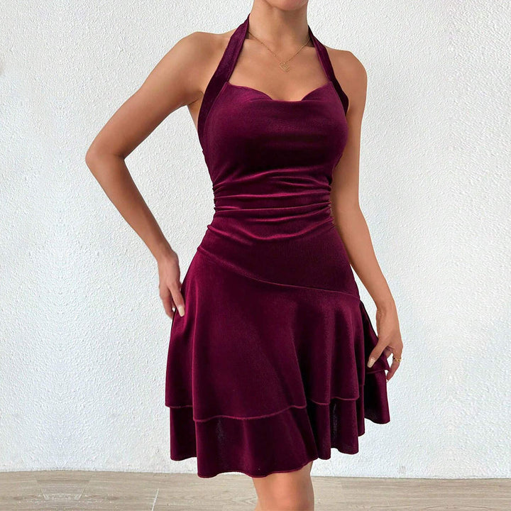 Robe de soirée ajustée pour femmes avec jupe volée et design à col halter Levoire