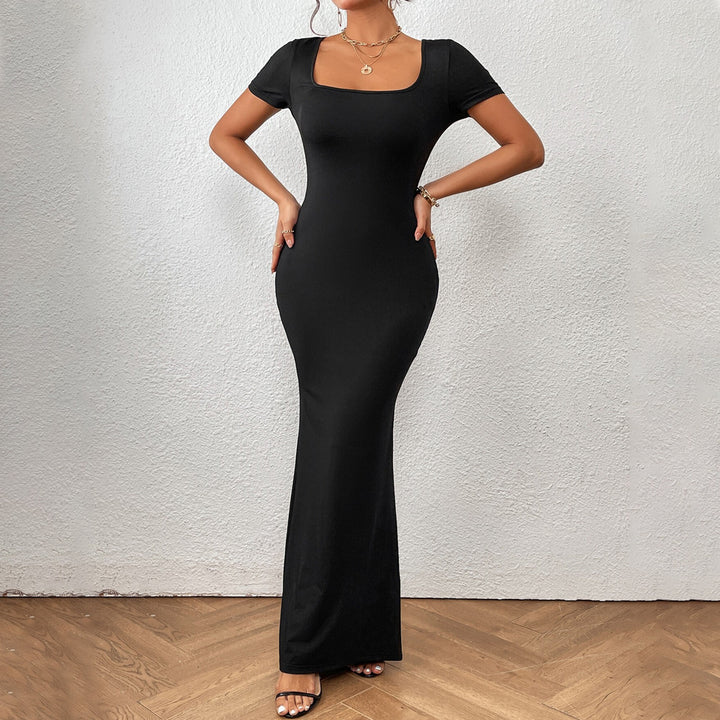 Robe maxi élégante pour femmes avec encolure en U profonde et coupe ajustée Levoire