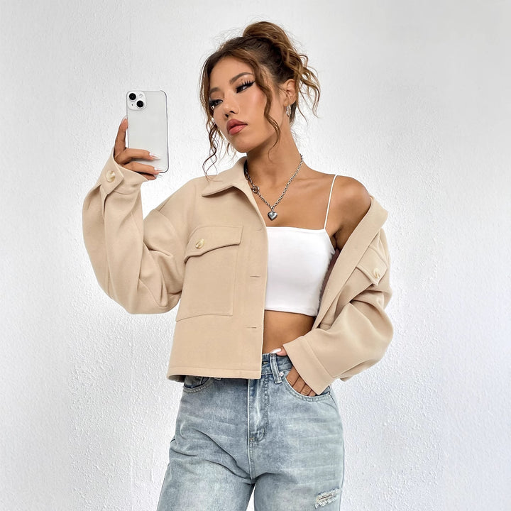 Veste chino décontractée pour femme avec des détails de boutons stylés et des poches pratiques Levoire