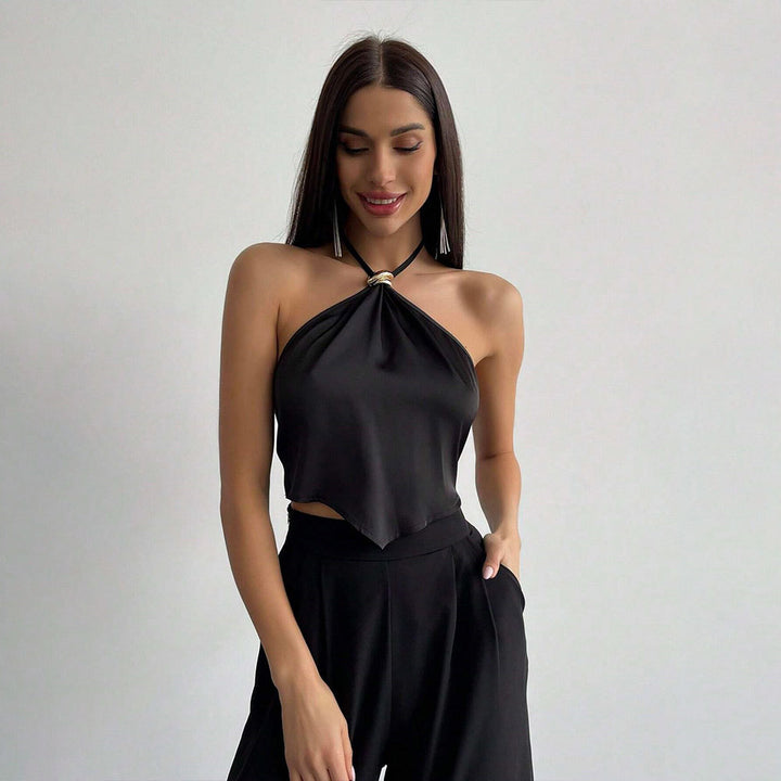 Haut élégant à encolure halter pour femmes avec tissu brillant et nœud décoratif Levoire