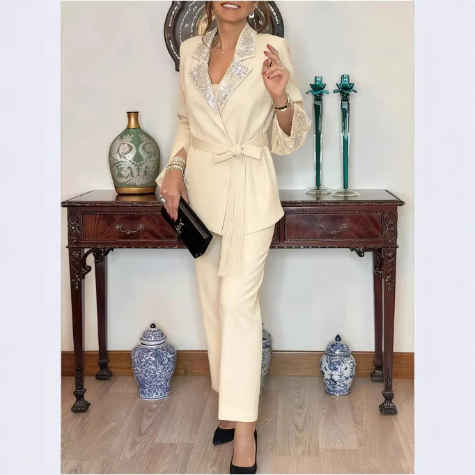Ensemble de costume élégant pour femmes avec des accents scintillants et une ceinture ajustée Levoire