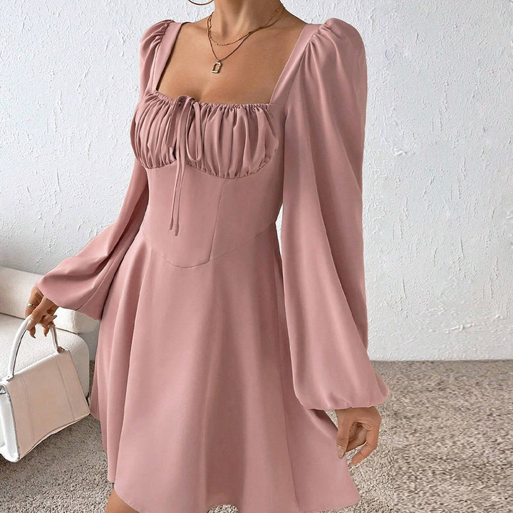 Robe mini femme avec des détails en volants et des manches bouffantes chics Levoire