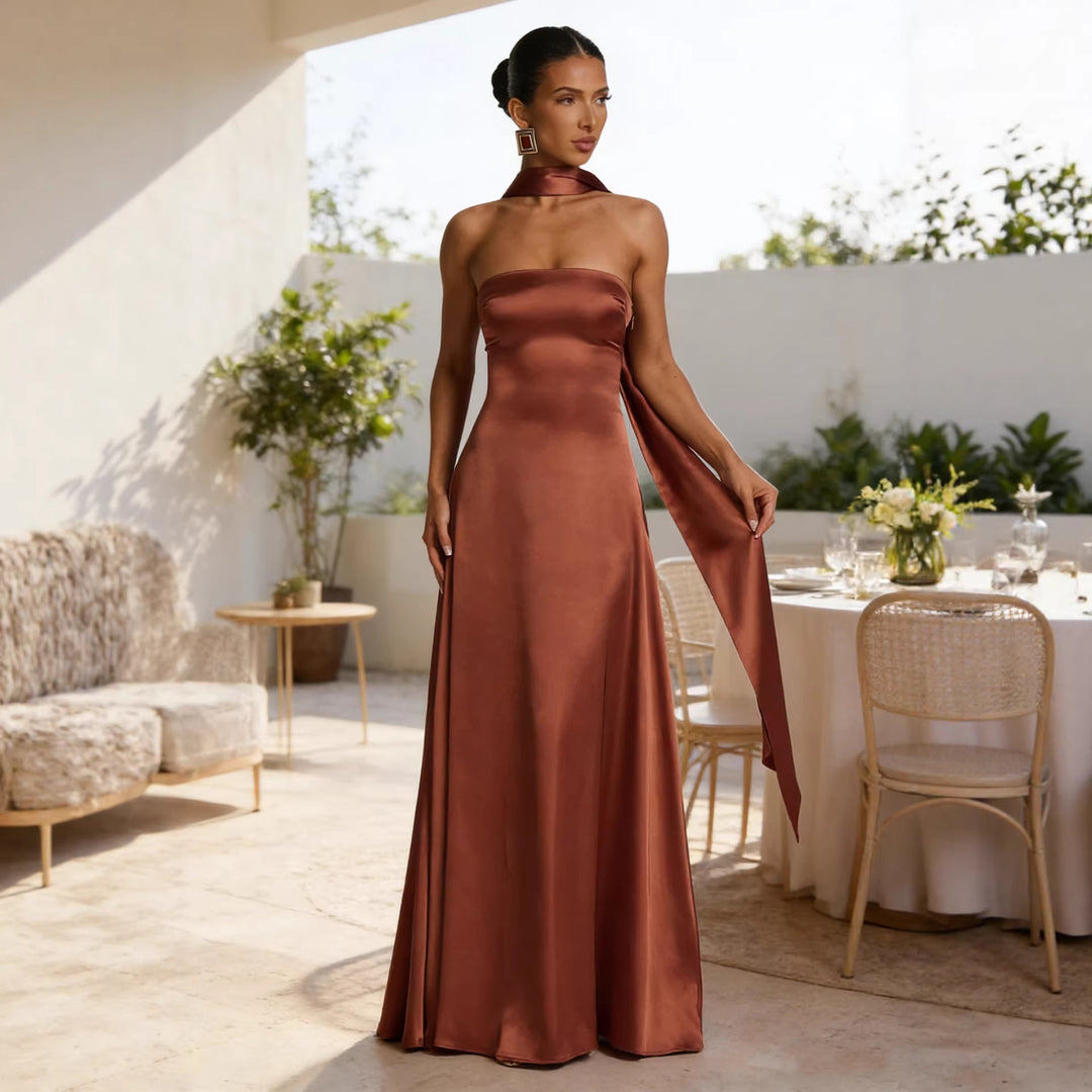 Robe de soirée sans bretelles élégante pour femmes en tissu semblable à du satin avec jupe fluide Levoire