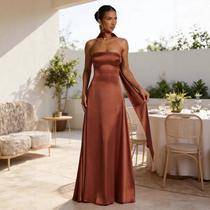 Robe de soirée sans bretelles élégante pour femmes en tissu semblable à du satin avec jupe fluide Levoire