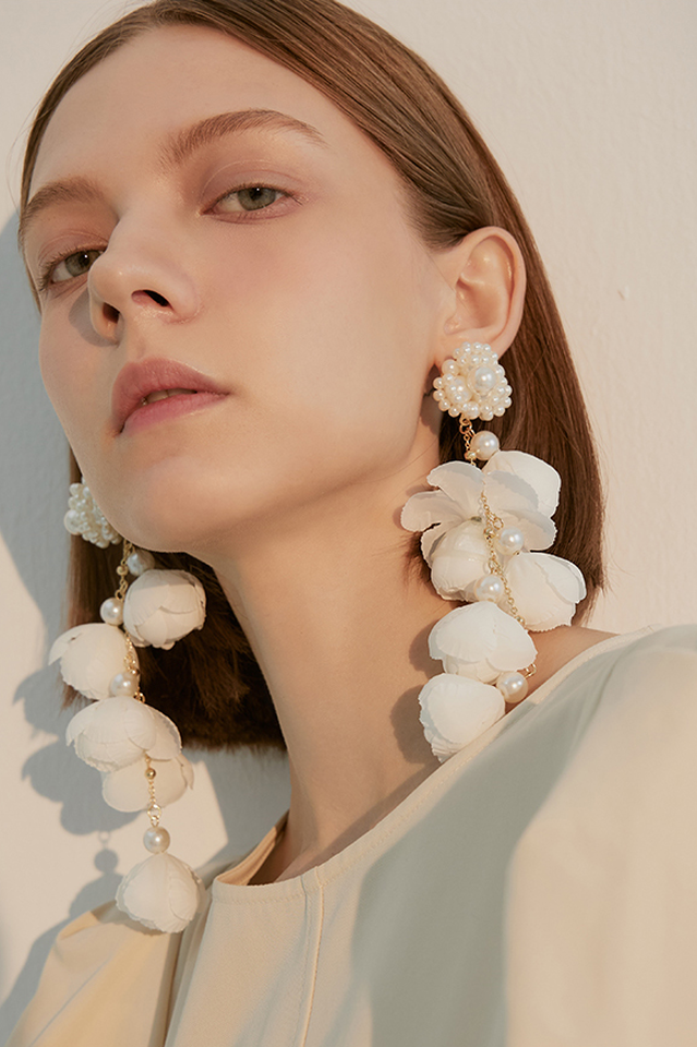 Levoire | Boucles D'Oreilles En Forme De Fleur Élégantes Blanc