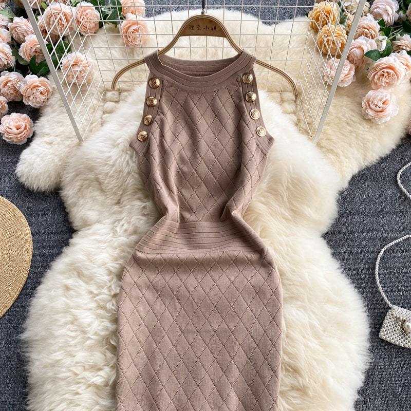 Levoire | robe sans manches courte ajustée à encolure ronde avec bouton sur le côté