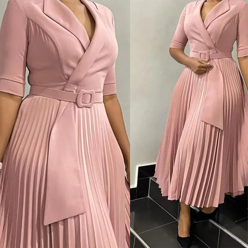 Levoire | Robe plissée à col en V à manches courtes avec ceinture boucle Rosa