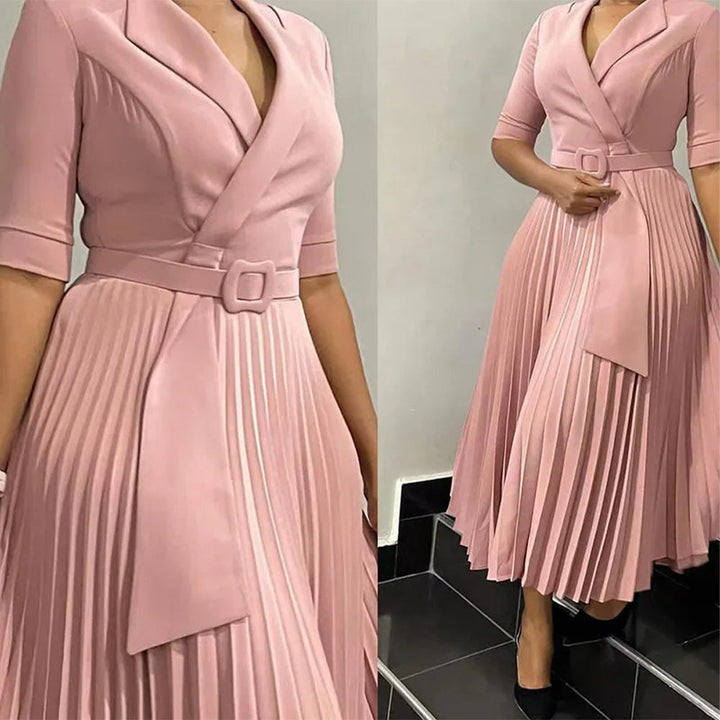 Levoire | Robe plissée à col en V à manches courtes avec ceinture boucle Rosa