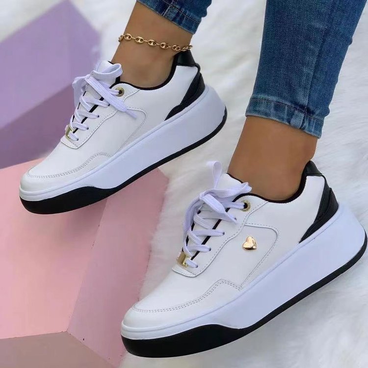 Levoire | Chaussures De Formation Pour Femmes Avec Semelle Épaisse Et Détail En Forme De Cœur Noir