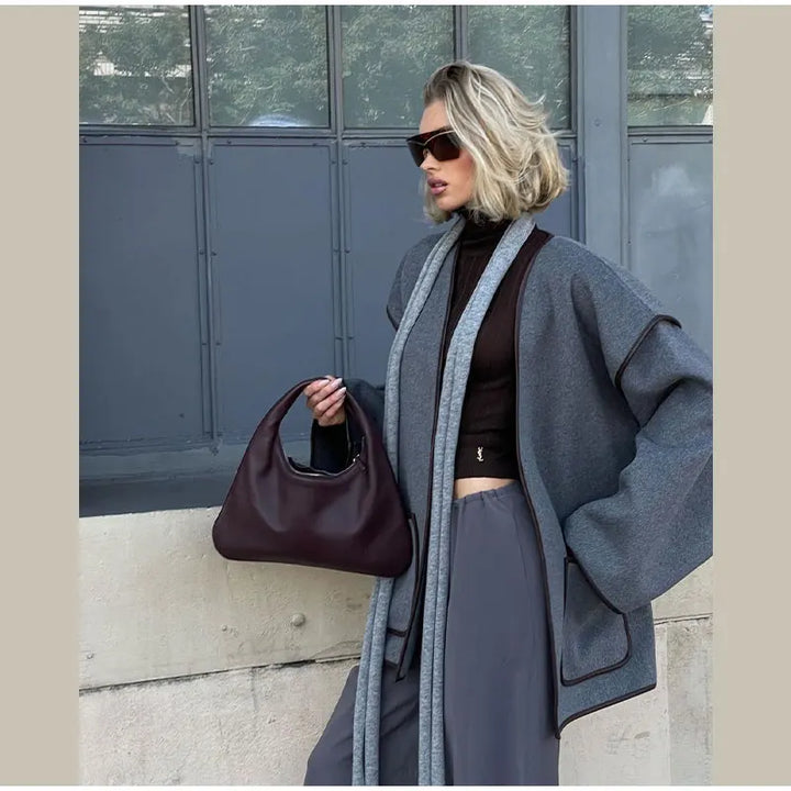 Levoire | Vêtement de style moderne en laine avec décolleté en V