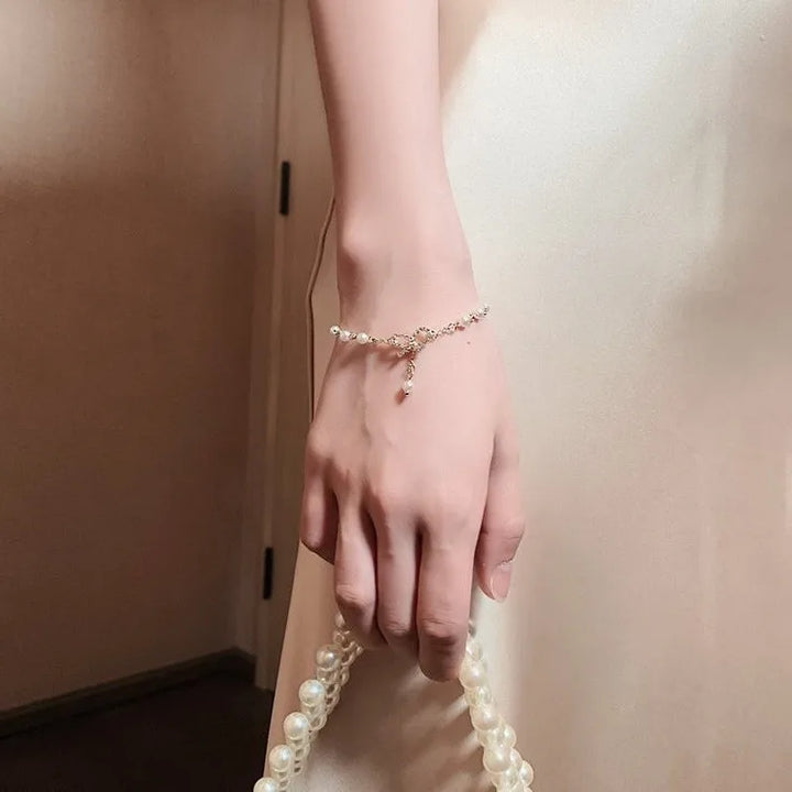 Levoire | Bracelet Élégant En Perles Avec Nœud En Cristal