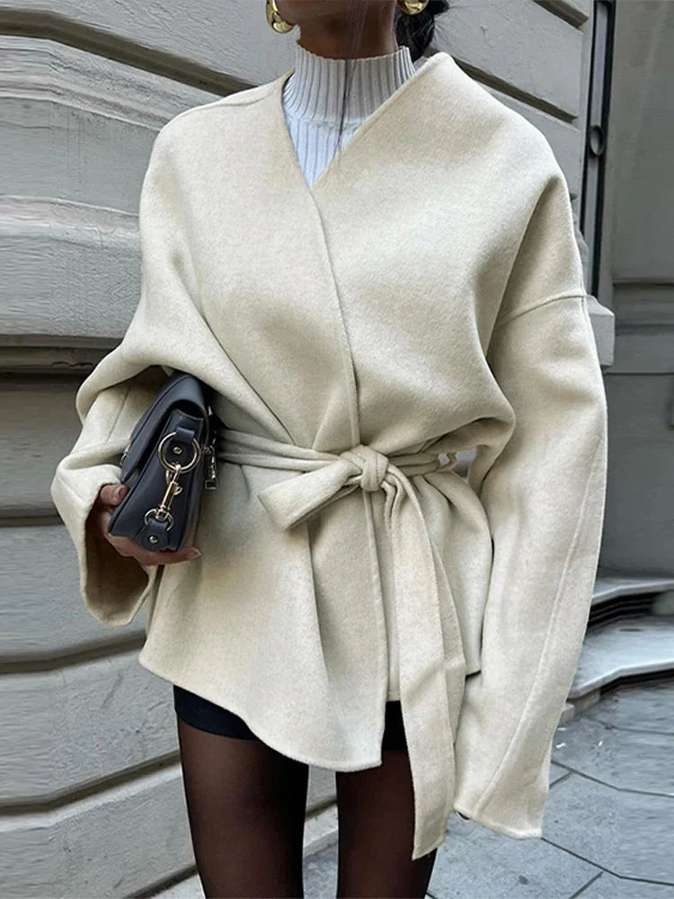 Levoire | Vêtement de style moderne en laine avec décolleté en V