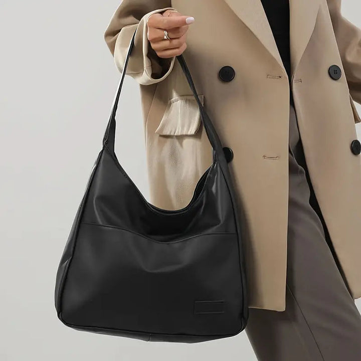 Levoire | Un Grand Sac À Bandoulière En Simili Cuir
