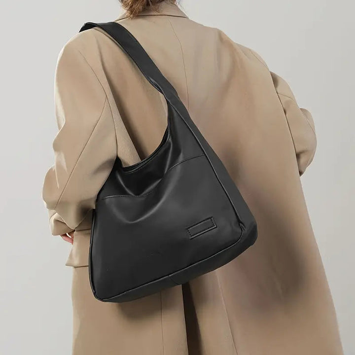 Levoire | Un Grand Sac À Bandoulière En Simili Cuir