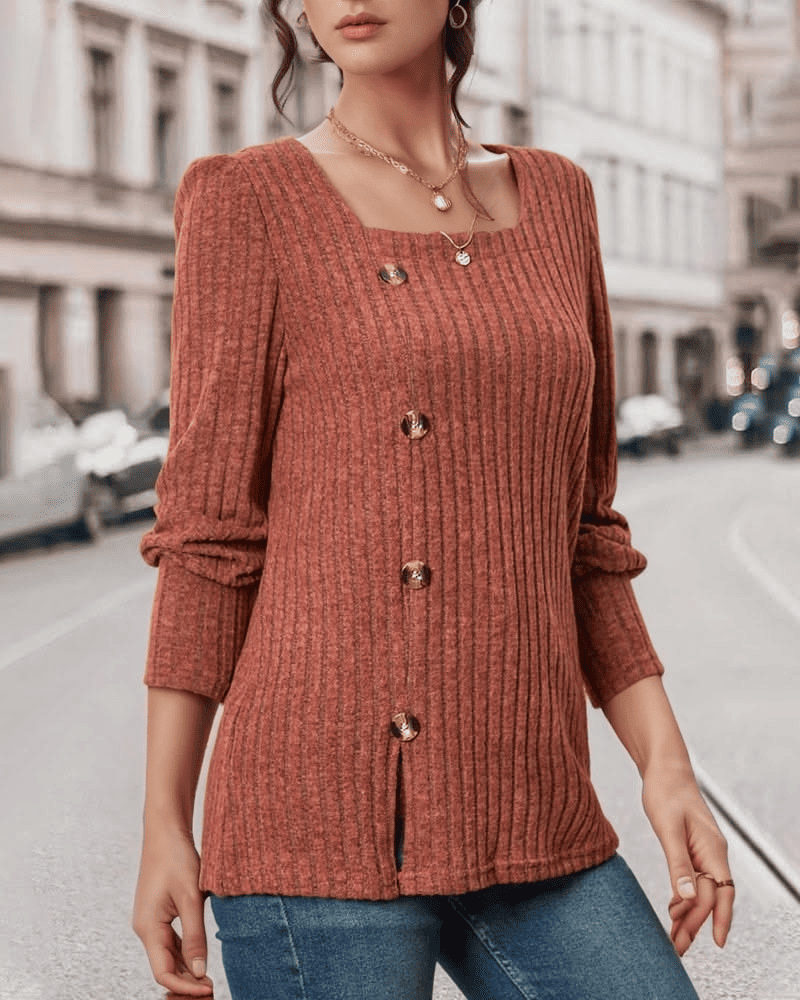 Levoire | Une Blouse À Encolure Carrée Et Bouton