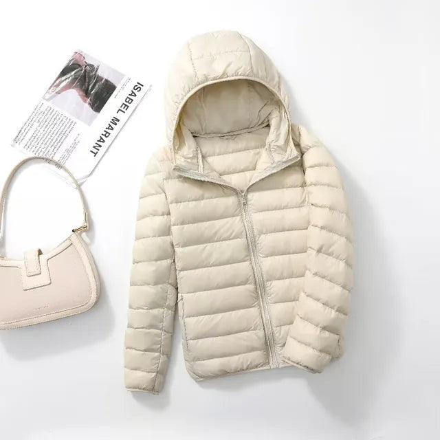 Polina | Les nouveaux manteaux en duvet ultralégers et compressibles avec capuche Crème