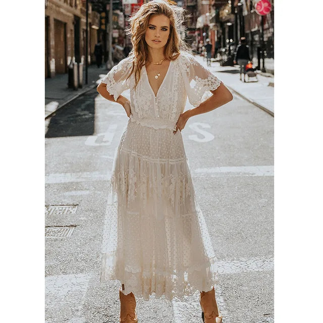 Levoire | Charmant V Décolleté Maxi Robe Avec Dentelle Florale Et Fermeture À Boutons
