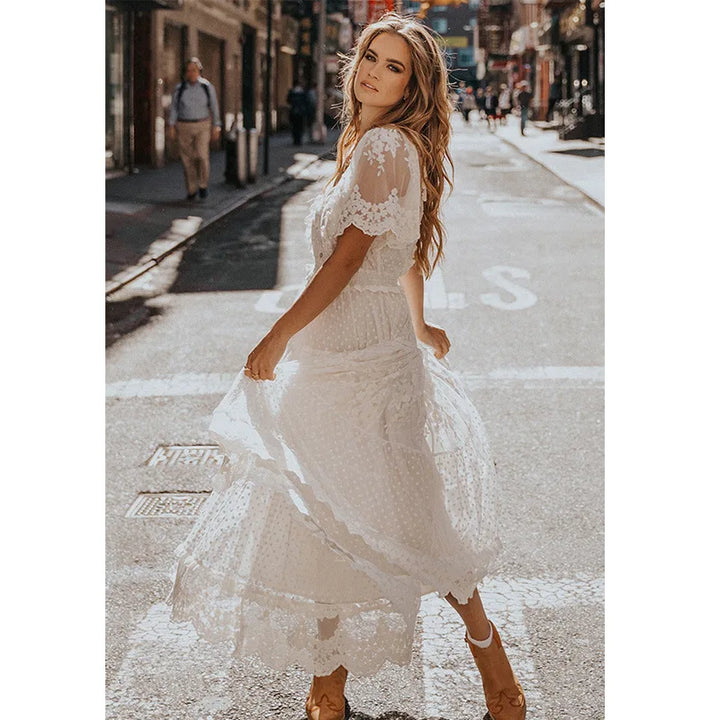 Levoire | Charmant V Décolleté Maxi Robe Avec Dentelle Florale Et Fermeture À Boutons