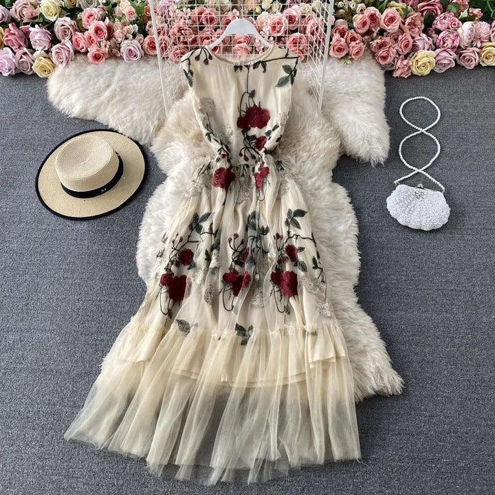 Levoire | Robe pour femme à encolure ronde avec motif floral brodé rose rétro Abricot
