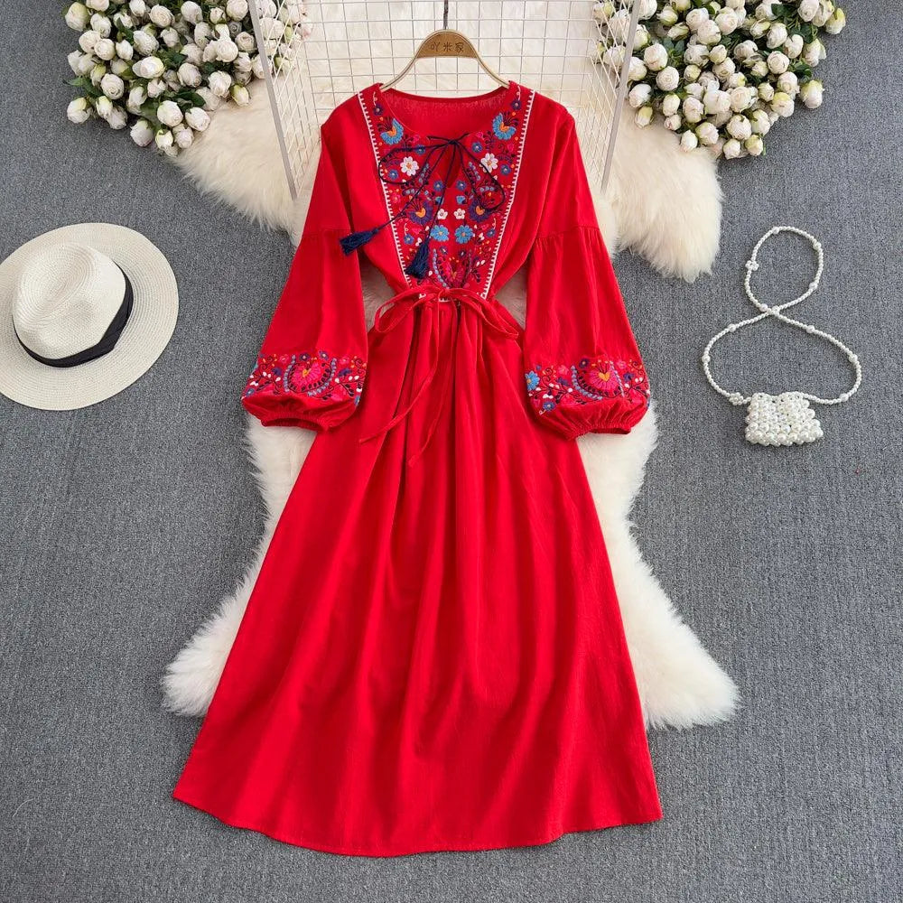 Levoire | Robe à larges manches avec des décorations à la taille en liens d'attache et en franges brodées Rot Taille libre
