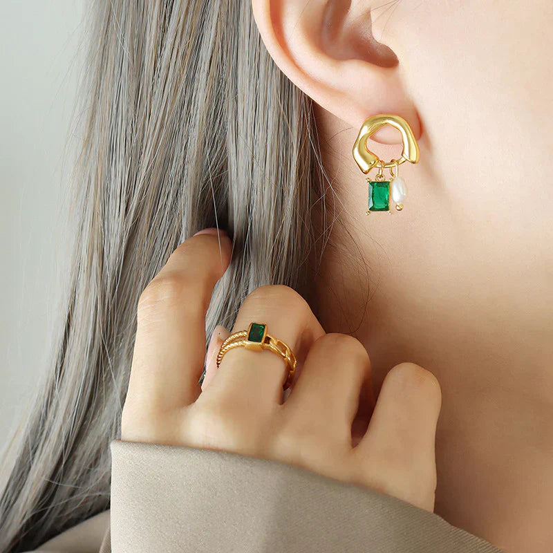 Levoire | Boucles D'Oreilles Géométriques En Émeraude Avec Détail De Perles Vert