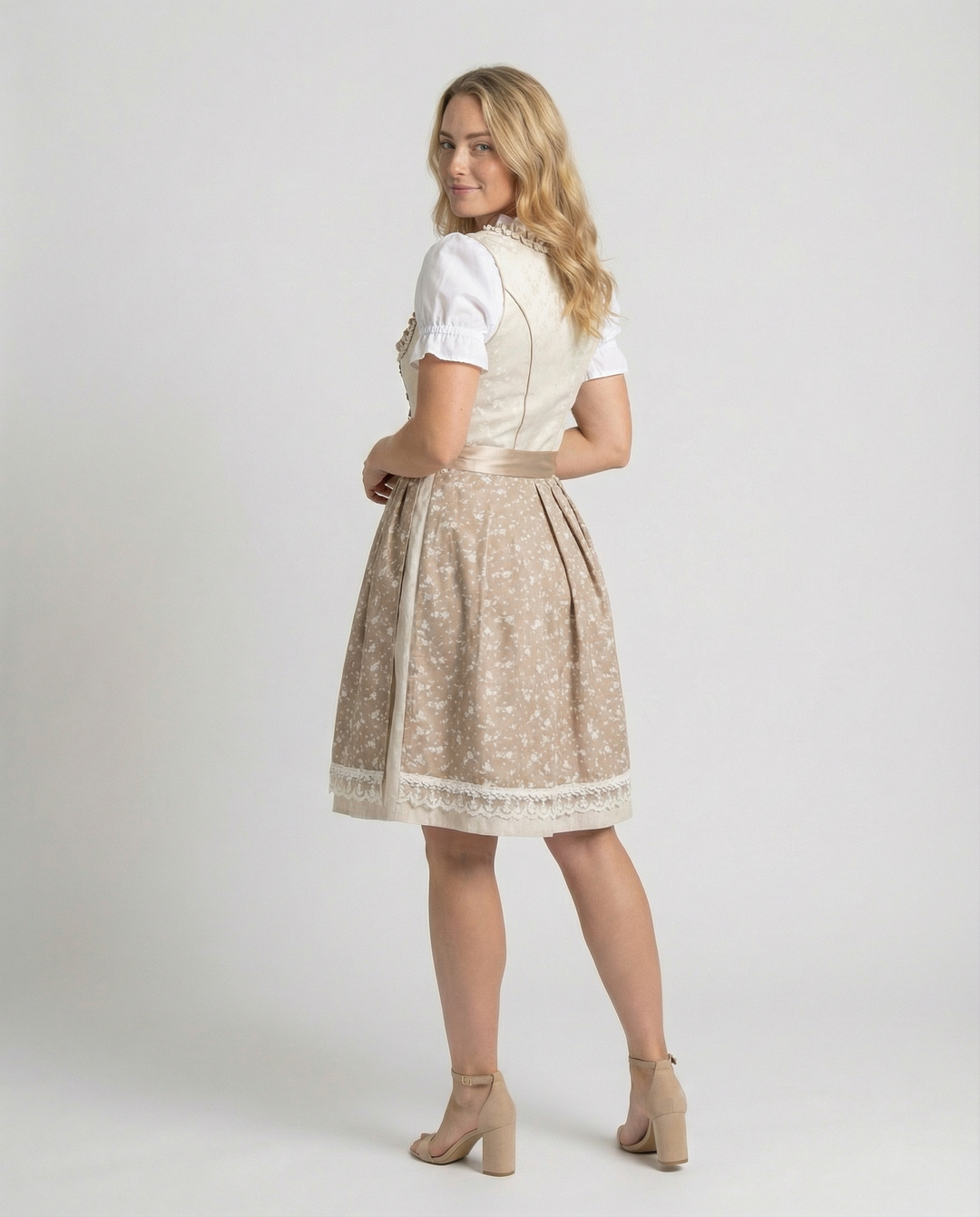 Costume traditionnel avec tablier et blouse