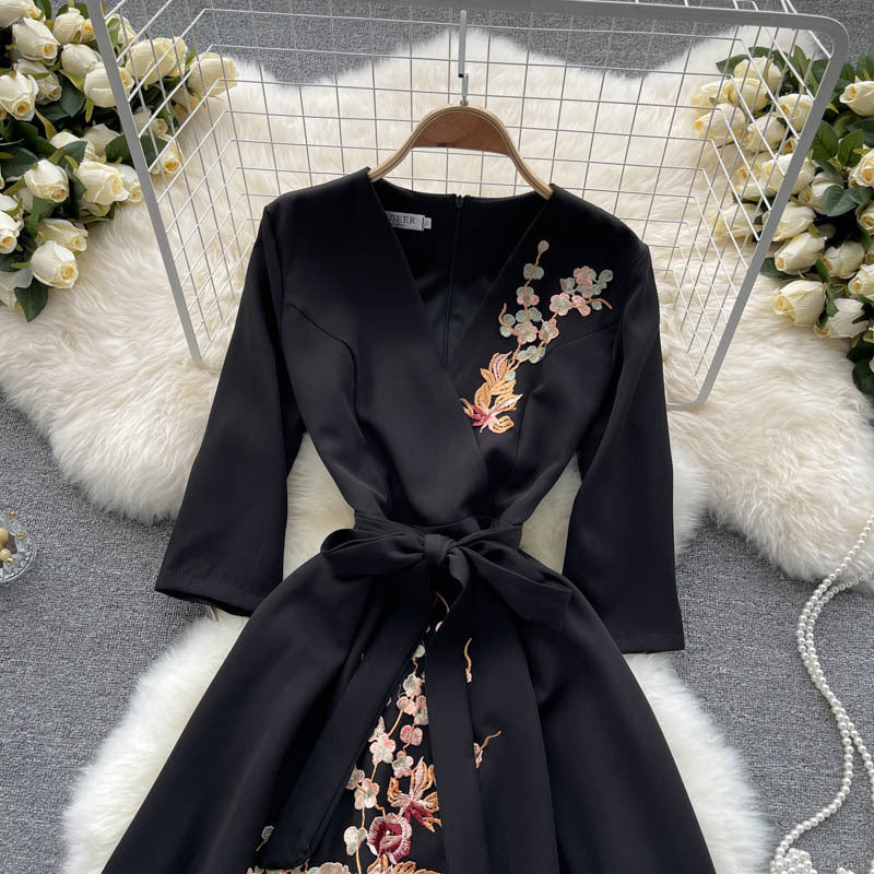 Levoire | Élégante robe brodée à col en V avec ceinture en taille