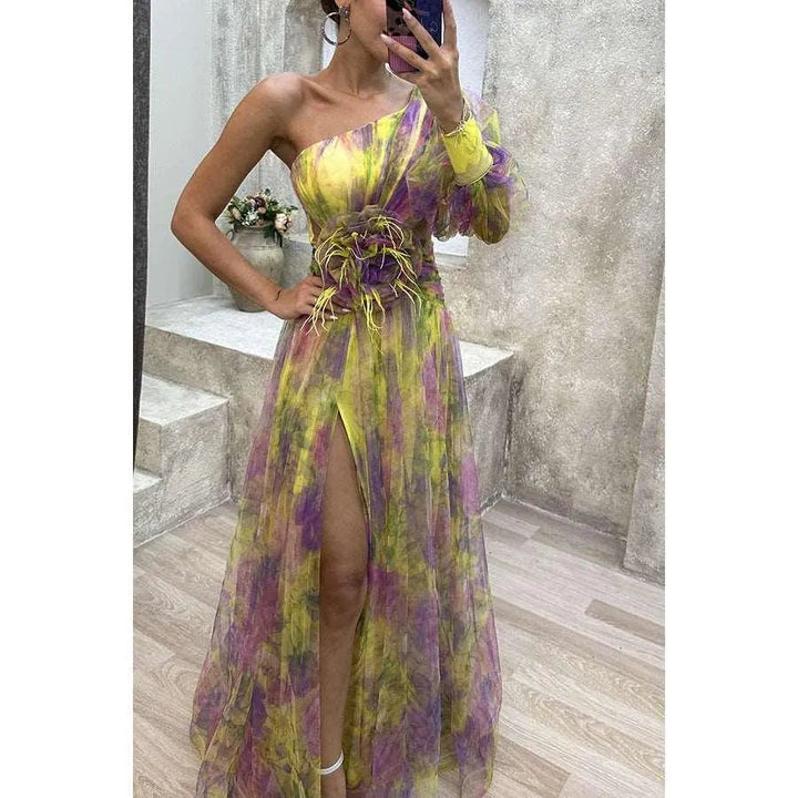 Levoire | Robe de soirée longue avec un modèle dénudé sur les épaules et une fente. Jaune