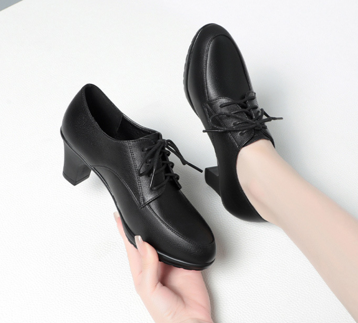 Levoire | Bottes En Dentelle Noires Pour Femmes Avec Des Talons Moyens Confortables