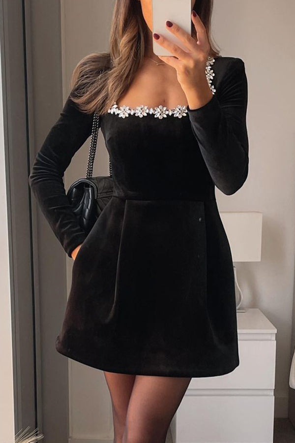 Levoire | Robe en velours courte captivante avec des détails en pierres précieuses Noir (Bientôt épuisé)