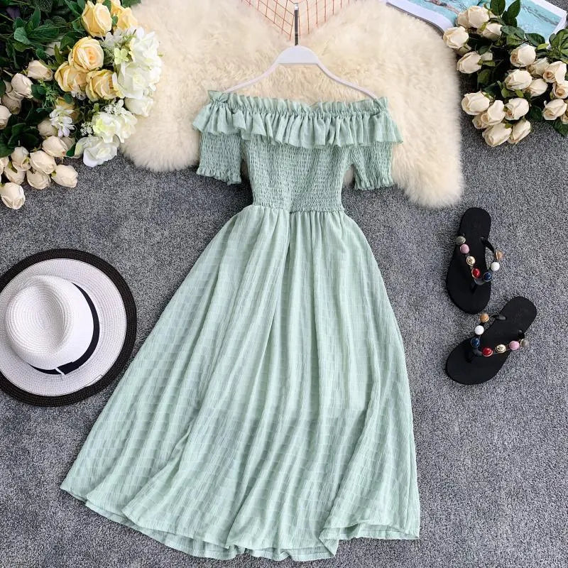 Levoire | Robe avec une taille plissée et des manches courtes sur les épaules nues Vert Une taille