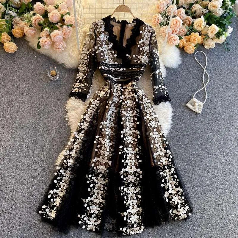 Levoire | Robe pour femmes avec des fleurs Noir