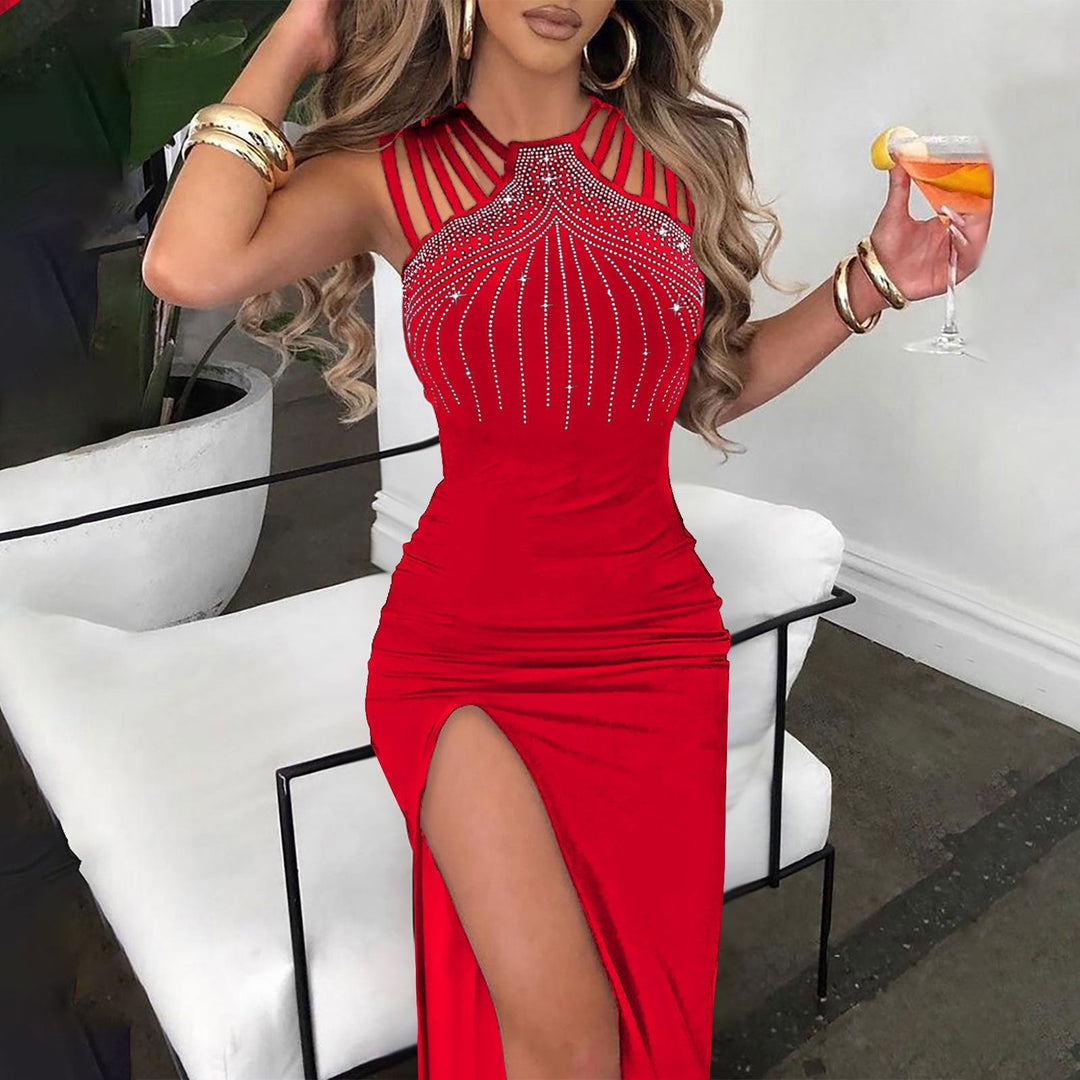 Levoire | Robe fourreau éclatante avec strass et fente Rouge