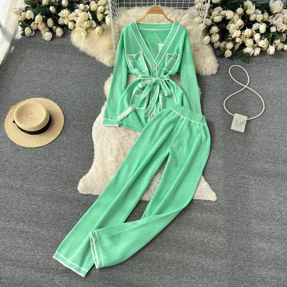 Levoire | Ensemble pour femmes en deux pièces, avec des manches longues, décolleté en V et pantalons drapés larges Vert clair Taille libre