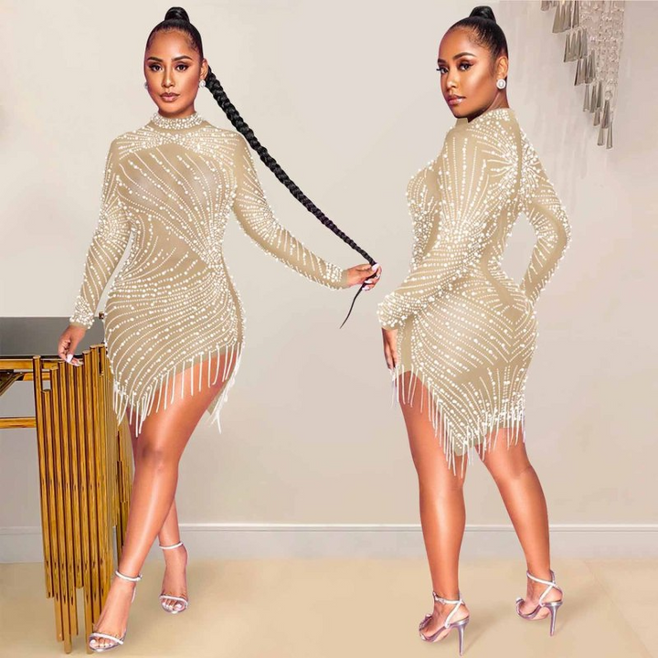 Levoire | robe de soirée courte avec une coupe ajustée en dentelle perlée à manches longues transparente BEIGE