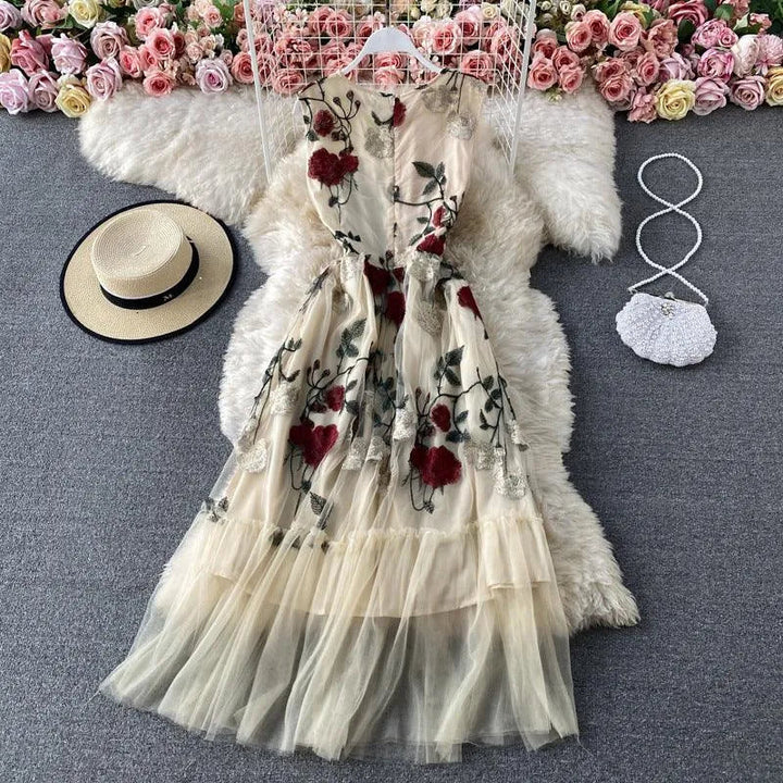 Levoire | Robe pour femme à encolure ronde avec motif floral brodé rose rétro
