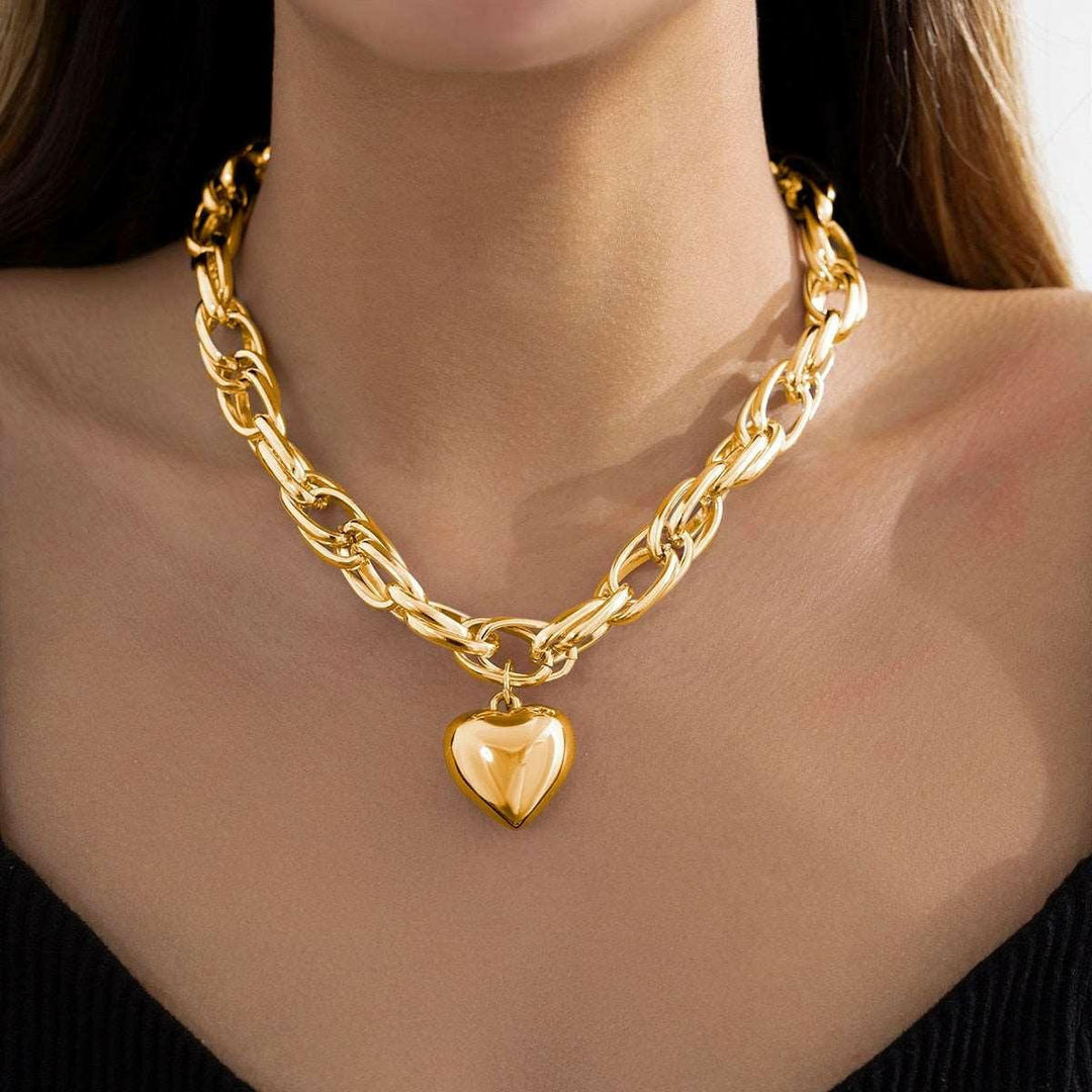 Levoire | Pendentif En Forme De Cœur Doré Collier Élégance Intemporelle Avec Une Touche Moderne Ou