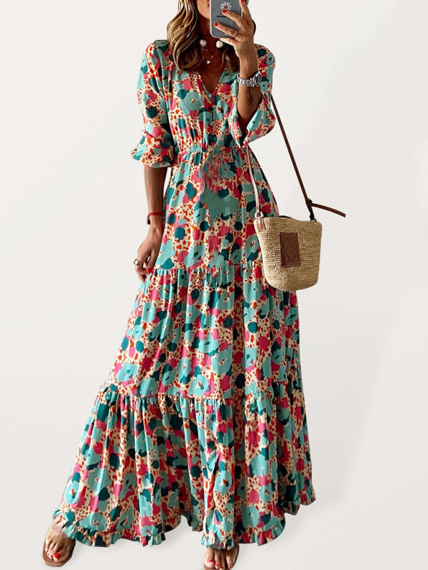 Levoire | Robe élégante à col en V avec des manches à trois quarts, fleurs multicolores, plis, couture, grande robe évasée Bleu